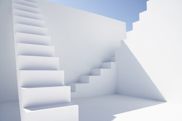 Weiße moderne Treppe von Corporate Business gegen blauen Himmel - PDYF000395