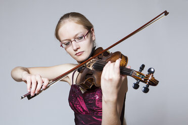 Teenager-Mädchen spielt Geige, Nahaufnahme - DISF000003