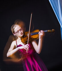 Teenage girl playing violin, close up - DISF000006