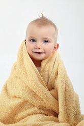 Porträt eines kleinen Jungen, eingewickelt in ein gelbes Handtuch, lächelnd - RDF001072
