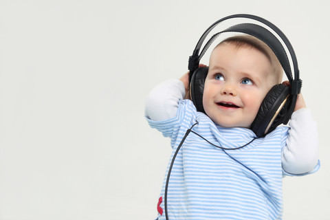 Kleiner Junge mit Kopfhörern, lächelnd, lizenzfreies Stockfoto