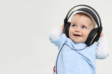 Kleiner Junge mit Kopfhörern, lächelnd - RDF001073