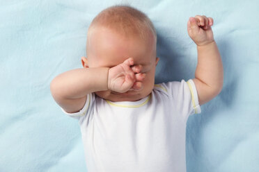 Germany, Bavaria, Baby boy rubbing eyes - RDF001090