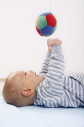 Deutschland, Bayern, Baby-Junge spielt mit Spielzeug, lächelnd - RDF001092