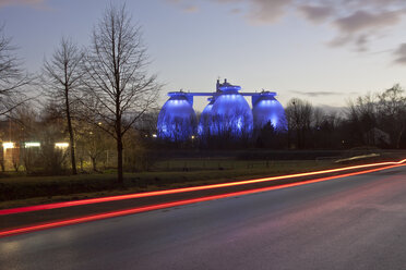 Deutschland, Nordrhein-Westfalen, Blick auf die Kläranlage Emscher-Klaranlage bei Nacht im Ruhrgebiet - AKU000068