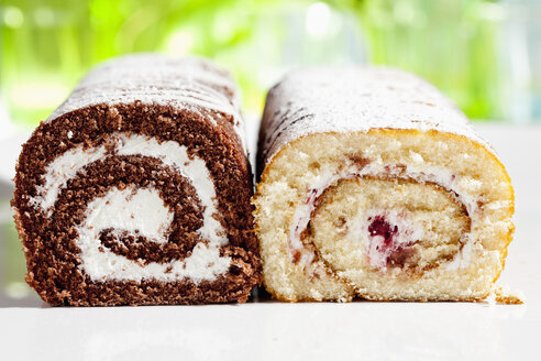 Chocolate and raspberry roll sponge cake, close up - CSF017731