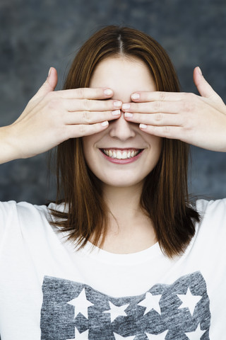 Junge Frau mit geschlossenen Augen, lächelnd, lizenzfreies Stockfoto