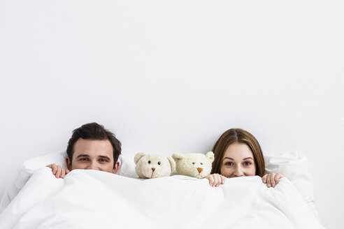 Porträt eines jungen Paares mit Teddybär, lächelnd - SPOF000066