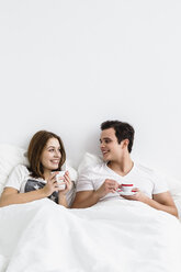 Junges Paar beim Tee im Bett, lächelnd - SPOF000074
