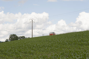 Frankreich, Blick auf einen Strommast mit einem Reisebus im Hintergrund - CRF002320