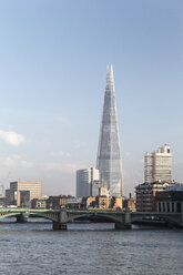 Vereinigtes Königreich, London, Blick auf Southwark Bridge und Shard über die Themse - EVGF000078