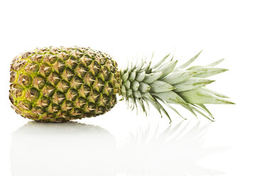 Ananas vor weißem Hintergrund, Nahaufnahme - MAEF006093