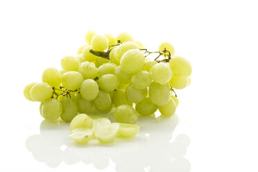 Weintrauben auf weißem Hintergrund, Nahaufnahme - MAEF006108