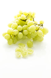 Weintrauben auf weißem Hintergrund, Nahaufnahme - MAEF006109
