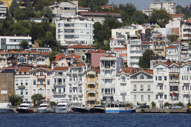 Turkey, Istanbul, Mansions at waterside of Bosphorus - SIE003447