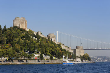 Türkei, Istanbul, Blick auf die Festung Rumeli und die Fatih-Sultan-Mehmet-Brücke - SIEF003448