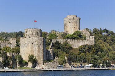Türkei, Istanbul, Blick auf die Rumeli-Festung am Bosporus - SIEF003449