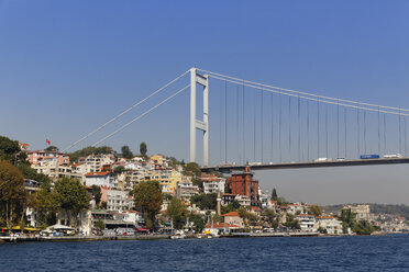 Türkei, Istanbul, Blick auf das Dorf Rumelihisari und die Fatih-Sultan-Mehmet-Brücke - SIEF003450