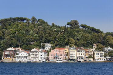 Türkei, Istanbul, Villen am Ufer des Bosporus - SIE003452