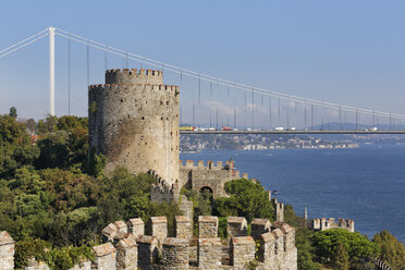 Türkei, Istanbul, Blick auf die Festung Rumeli und die Fatih-Sultan-Mehmet-Brücke - SIEF003465