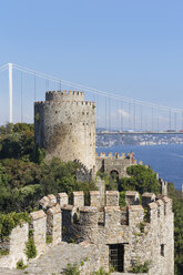 Türkei, Istanbul, Blick auf die Festung Rumeli und die Fatih-Sultan-Mehmet-Brücke - SIEF003466