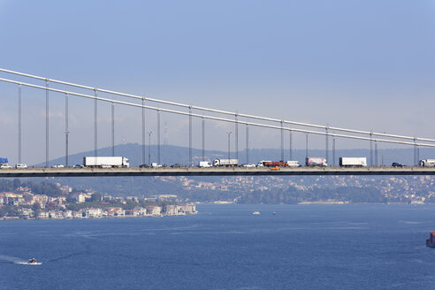 Türkei, Istanbul, Blick auf die Fatih-Sultan-Mehmet-Brücke - SIEF003469