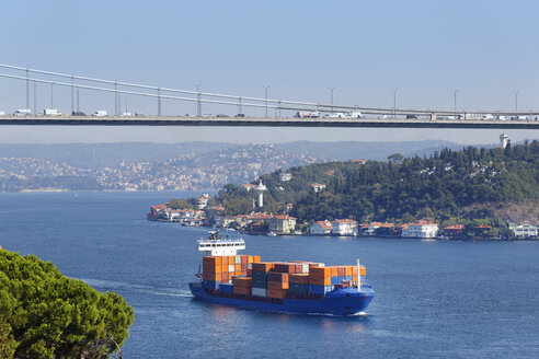 Türkei, Istanbul, Blick auf die Fatih-Sultan-Mehmet-Brücke und das Frachtschiff auf dem Bosporus - SIEF003470