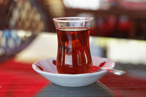 Türkei, Istanbul, Türkischer Tee im Glas - SIEF003472