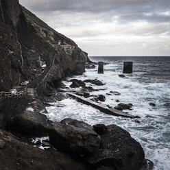 Spain, La Gomera, View of shipping station near Agulo - DISF000018