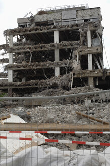 Deutschland, Baden-Württemberg, Stuttgart, Absperrband vor einem abgerissenen Gebäude - CRF002328