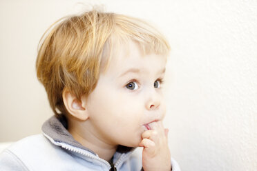 Girl sucking her fingers, close up - JFEF000033