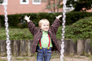 Deutschland, Mädchen ist glücklich auf Spielplatz - JFEF000036