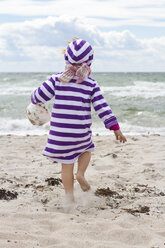 Dänemark, Mädchen spielt im Sand am Strand - JFEF000074