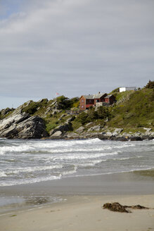 Norwegen, Blick auf ein Haus am Meer - TK000033