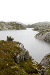 Norwegen, Blick auf einen See im Gebirge - TK000035