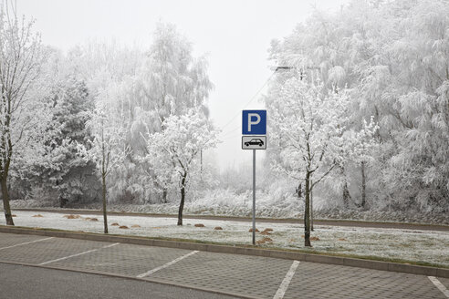 Germany, Parking sign in parking area - TK000103