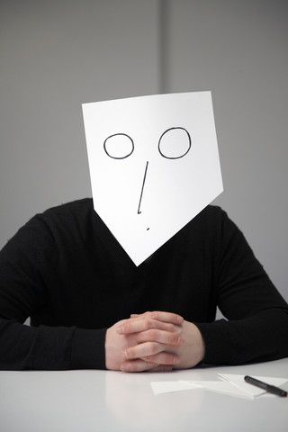 Mann bedeckt Gesicht mit Maske, lizenzfreies Stockfoto