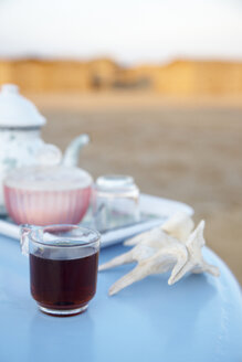 Egypt, Black tea on table at beach - TK000094