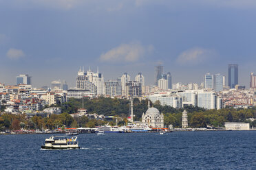 Türkei, Istanbul, Blick auf die Dolmabache-Moschee und Hochhäuser in Sisli - SIE003474