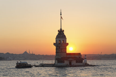 Türkei, Istanbul, Blick auf den Jungfernturm und die Süleymaniye-Moschee im Hintergrund - SIE003492
