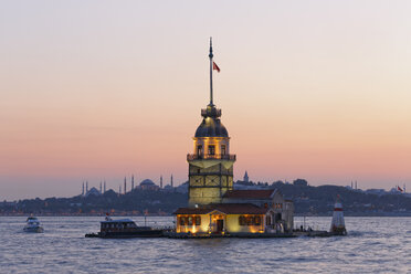 Türkei, Istanbul, Blick auf Maidens Tower, Blaue Moschee und Hagia Sophia im Hintergrund - SIE003495