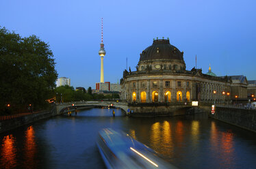 Deutschland, Berlin, Blick auf Bode-Museum und Fernsehturm an der Spree - ALE000016