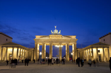 Deutschland, Berlin, Blick auf Brandenburger Tor und Pariser Platz - ALE000017