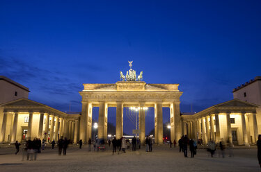 Germany, Berlin, View of Brandenburger Gate and Pariser Platz - ALE000017