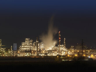 Spain,Tarragona, Oil refinery at night - BSC000241