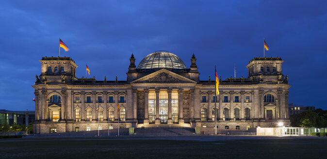 Deutschland, Berlin, Reichstagskuppel bei Nacht - FOF005026
