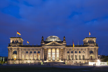 Deutschland, Berlin, Reichstagskuppel bei Nacht - FOF005027