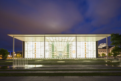 Deutschland, Berlin, Legislativgebäude des Paul-Loebe-Hauses bei Nacht - FOF005028