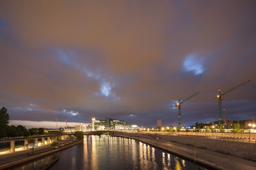 Deutschland, Berlin, Blick auf den Berliner Hauptbahnhof nahe der Spree bei Nacht - FOF005035