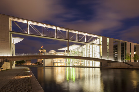 Deutschland, Berlin, Legislativgebäude des Paul-Loebe-Hauses bei Nacht, lizenzfreies Stockfoto